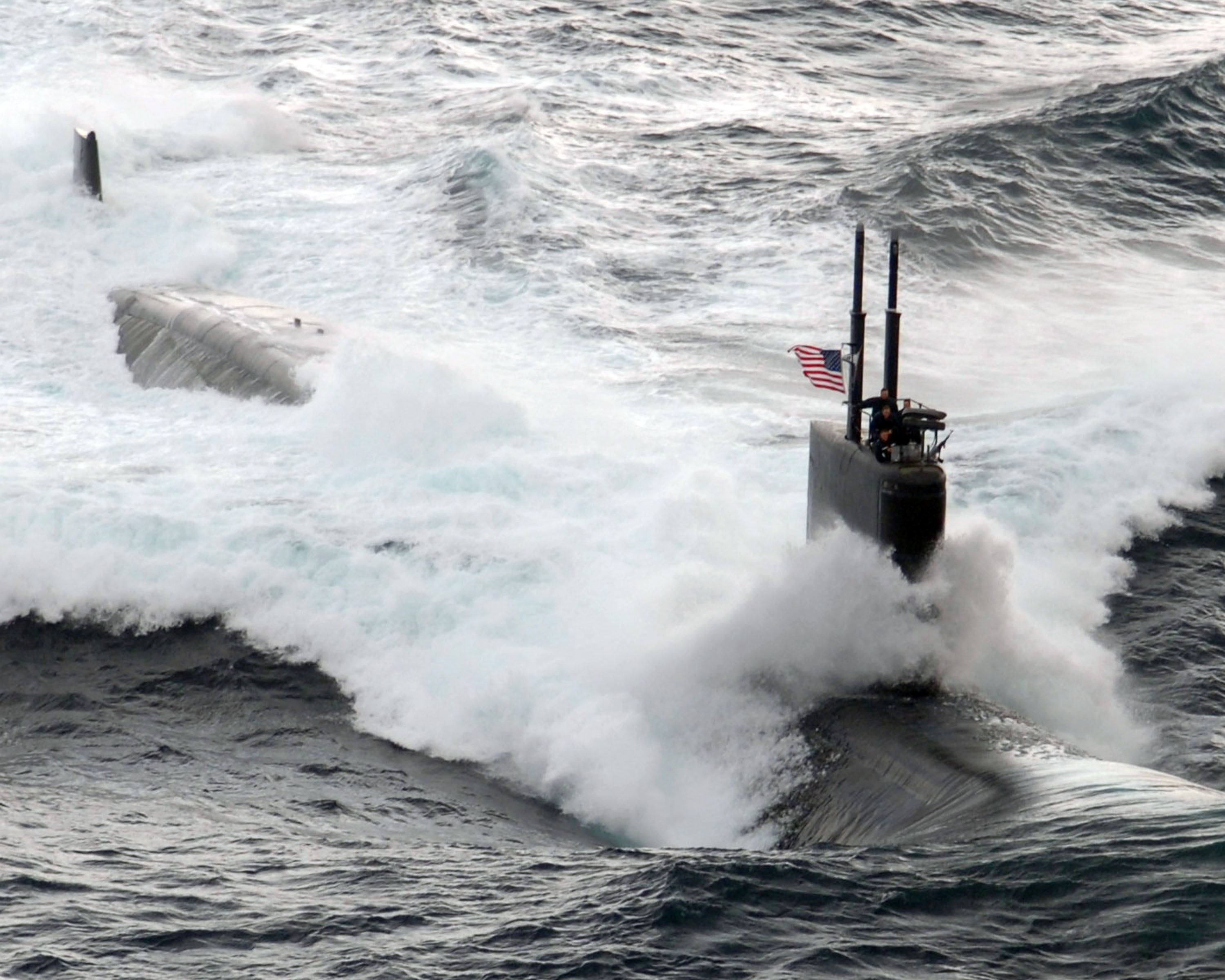 4_The_Los_Angeles-class_fast_attack_submarine_USS_Asheville_(SSN_758)_underway_conducting_high-speed_surface_drills_off_the_coast_of_Southern_California.jpg