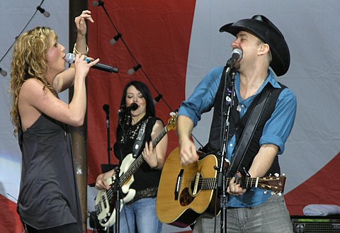 Nettles_and_Bush_of_Sugarland_at_2007_MyCoke_Fest_in_Atlanta.JPG